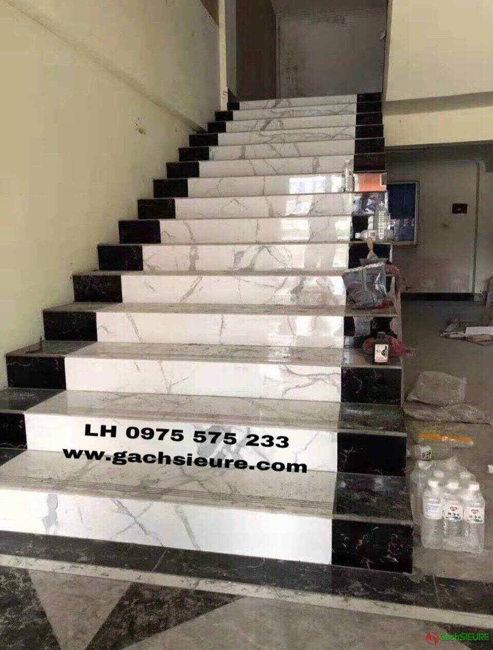 Phối cảnh gạch cầu thang nhũ ánh kim sang trọng