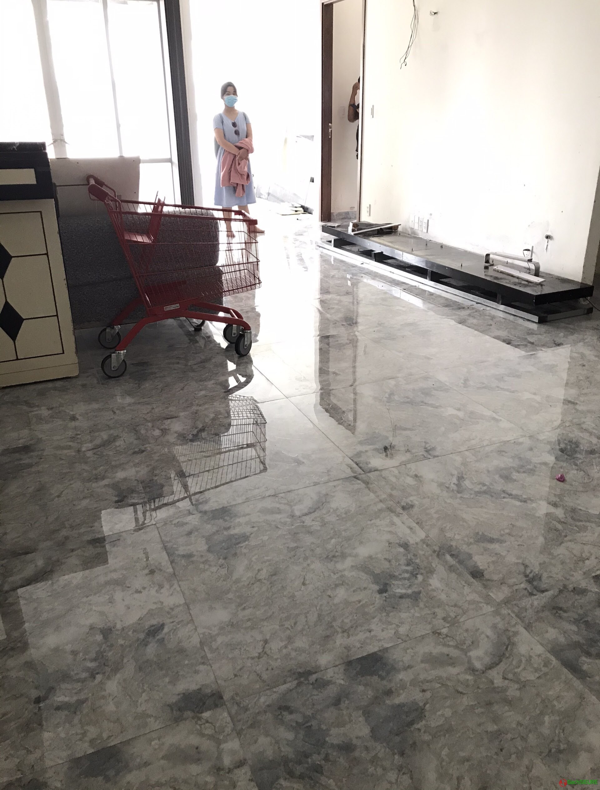 Gạch lát nền phòng khách 80x80 khắc kim nhũ vàng xanh trắng cao cấp