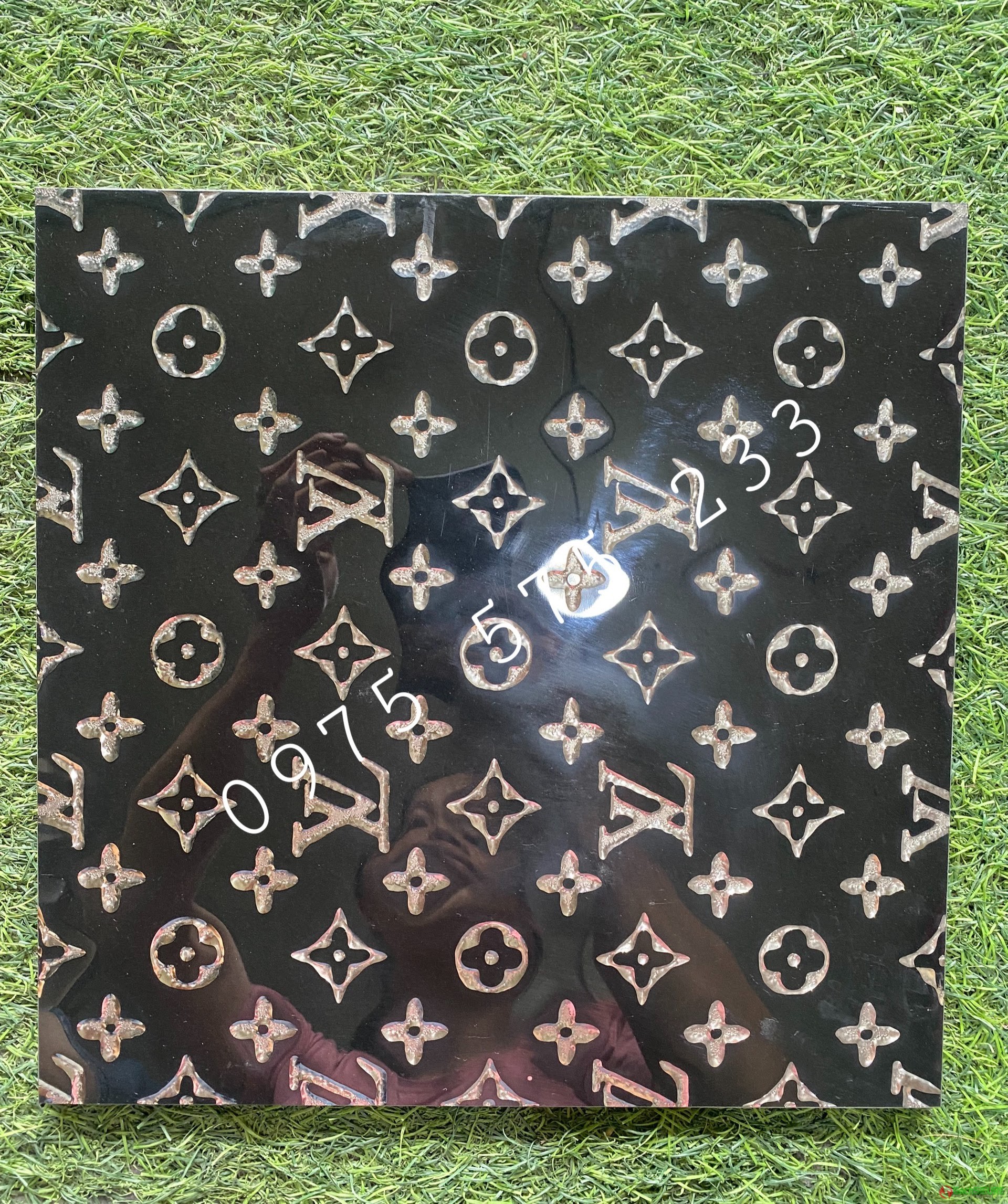 Gạch điểm ánh nhũ bạc 30×30 màu đen ánh bạc