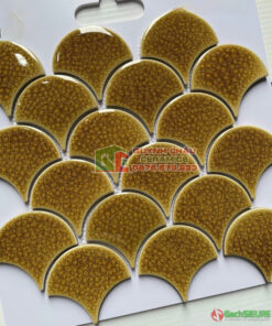 Gạch mosaic vảy cá màu vàng men rạn cao cấp