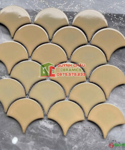 Gạch vỉ mosaic vảy cá màu be bóng trang trí