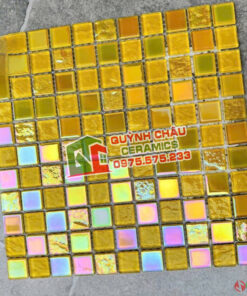 Gạch mosaic chip 25×25 thủy tinh màu vàng óng ánh