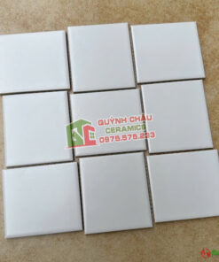 Gạch vỉ mosaic trắng mờ chip to viên hình vuông