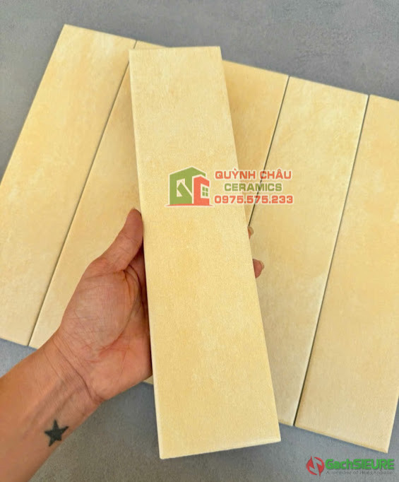 Gạch thẻ 75x300 hiệu ứng màu vàng men giả cổ