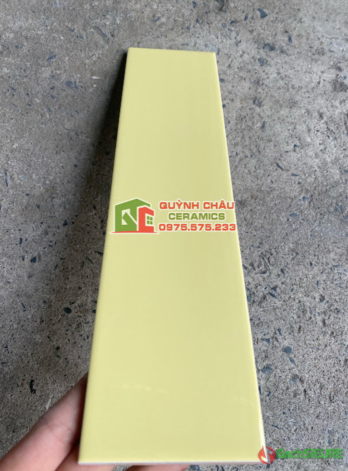 Gạch thẻ bóng 75x300 màu vàng nhạt mặt phẳng