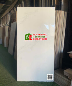 Gạch 60×120 ốp tường trắng vân xám nhẹ