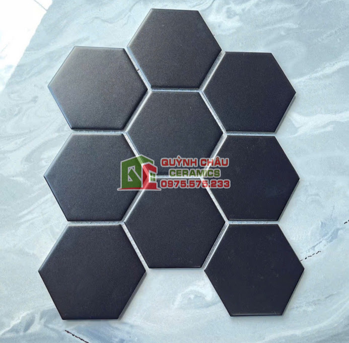 Mẫu mosaic lục giác đen mờ chip to