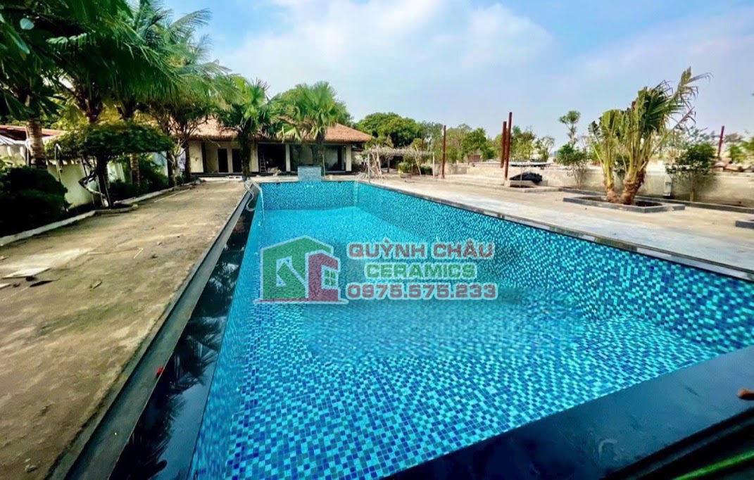 Mẫu cảnh gạch mosaic hồ bơi màu xanh