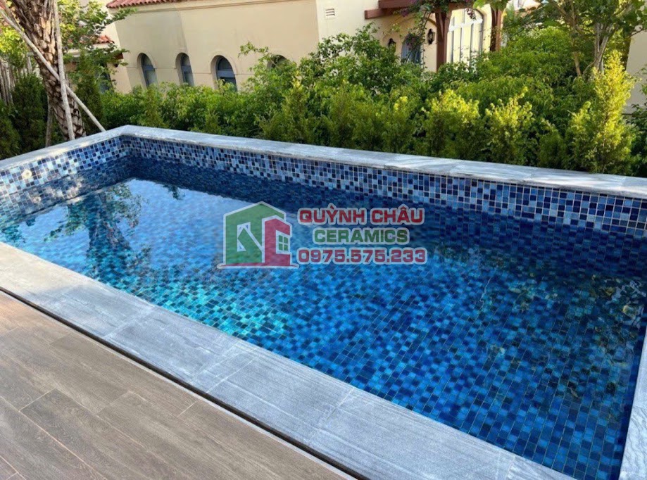 Mẫu cảnh gạch ốp lát mosaic màu xanh hồ bơi