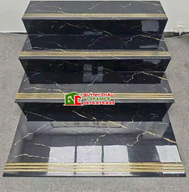 Mẫu gạch cầu thang màu đen vân vàng tia chớp khắc kim