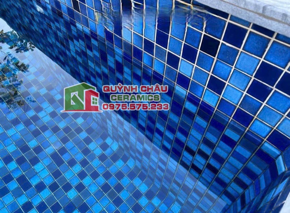 Mẫu gạch hồ bơi mosaic màu xanh