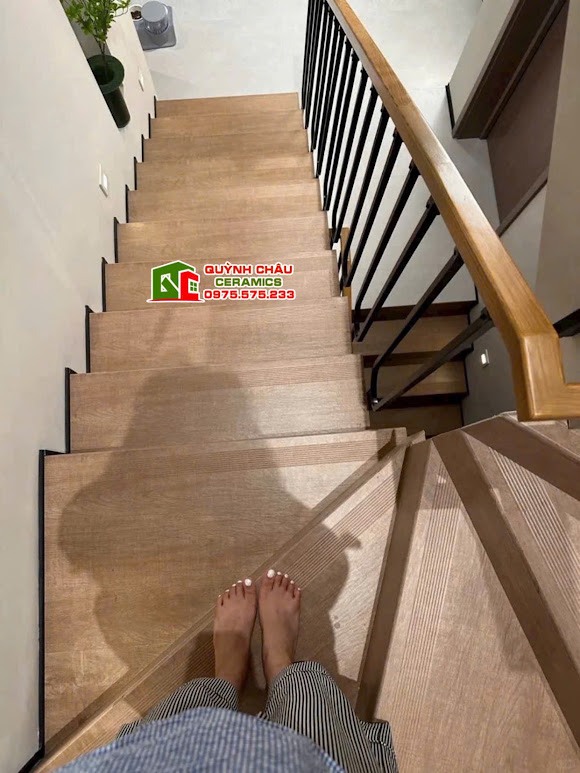 Mẫu gạch lát cầu thang giả vân gỗ