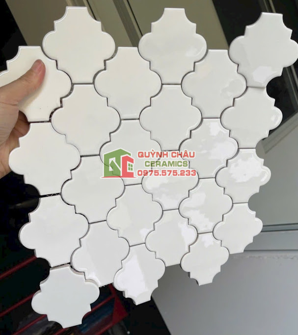Mẫu mosaic hình lồng đèn màu trắng ốp phòng khách