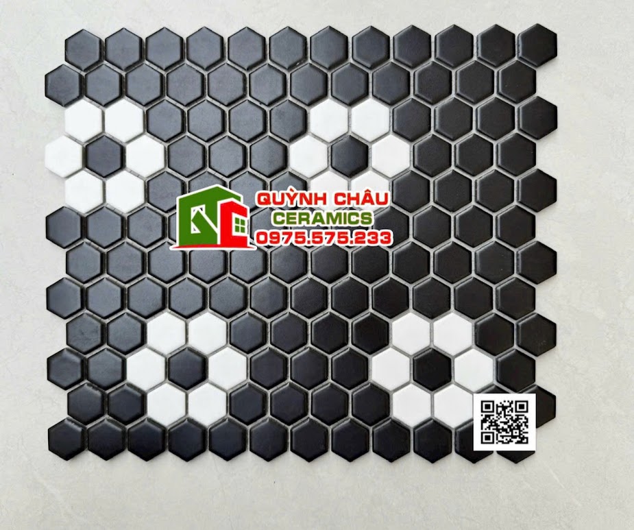 Mẫu mosaic lục giác đen nhấn cánh hoa trắng