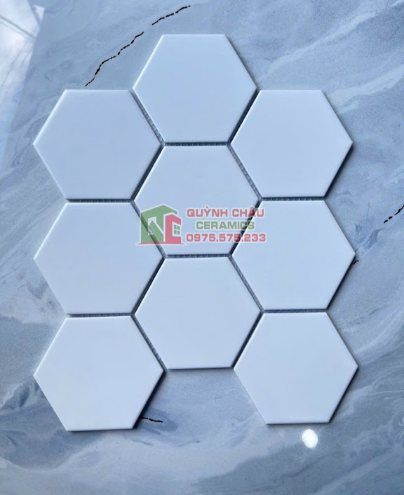 Mẫu mosaic lục giác màu trắng mờ chip to