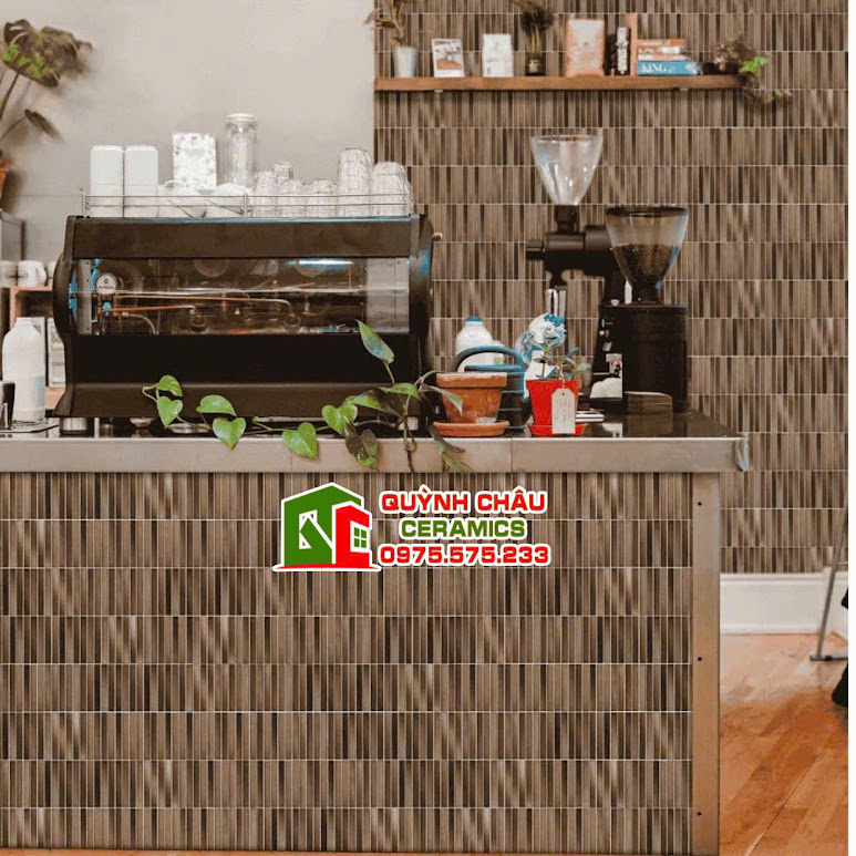 Mẫu gạch mosaic que ốp quầy bar màu tối giản