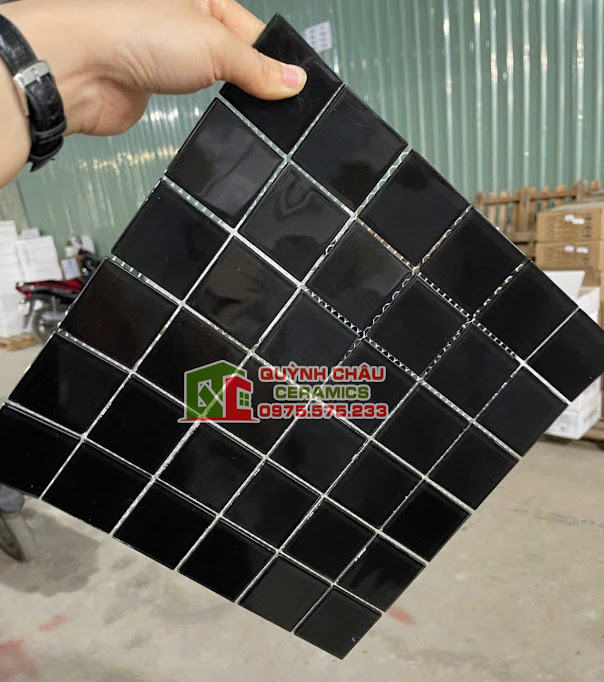 Mẫu gạch mosaic thuỷ tinh màu đen ốp quán bar