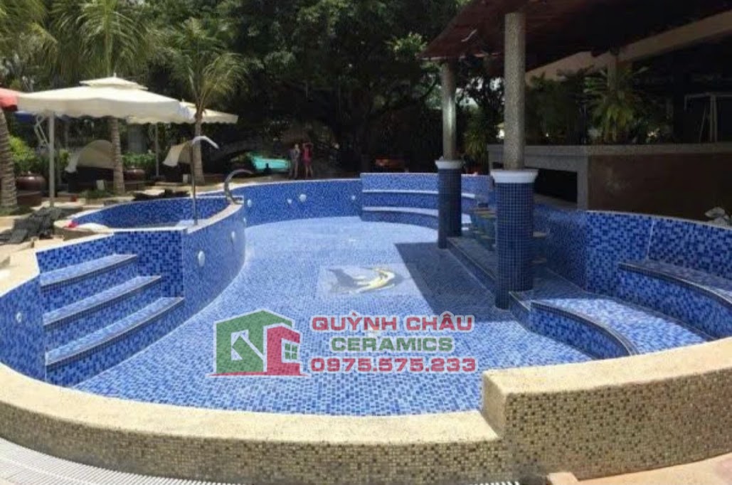 Mẫu gạch mosaic thuỷ tinh màu xanh ốp hồ bơi