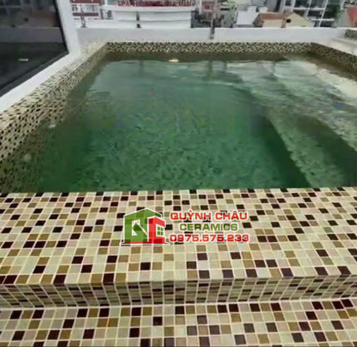 Mẫu gạch mosaic thuỷ tinh mix màu nâu vàng trắng ốp hồ bơi