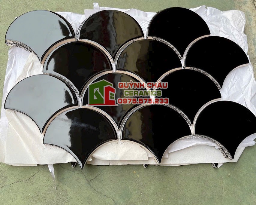 Mẫu gạch vảy cá màu đen bóng