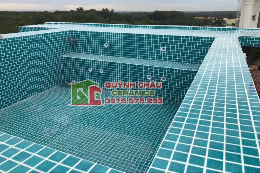 Mẫu gạch mosaic vuông gốm sứ màu xanh men rạn ốp hồ bơi
