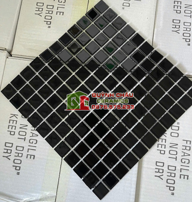 Mẫu gạch mosaic vuông nhỏ thuỷ tinh màu đen bóng