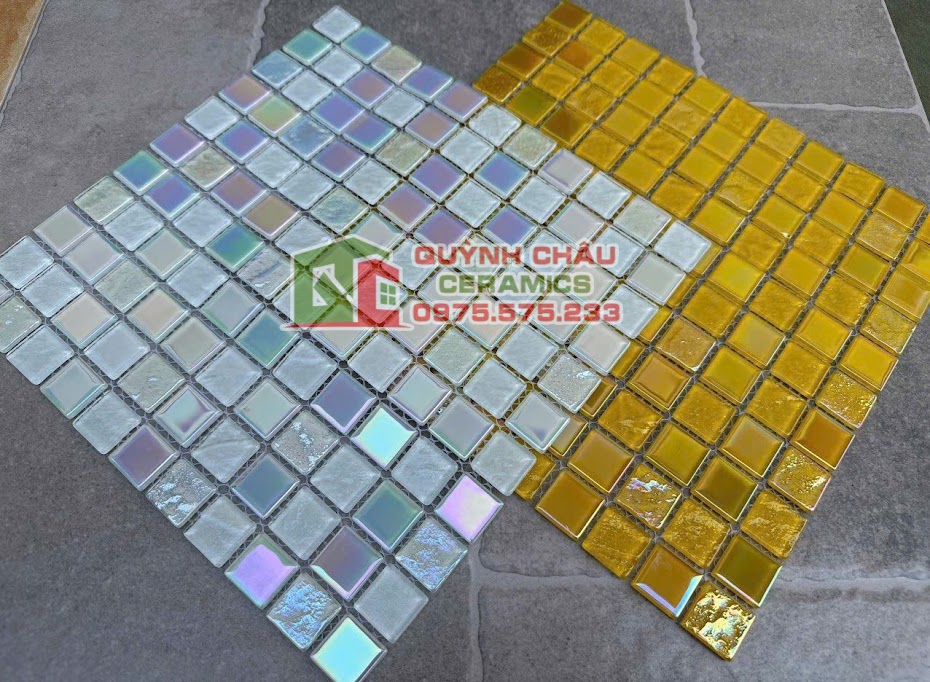 Mẫu gạch mosaic vuông nhỏ thuỷ tinh trắng và vàng