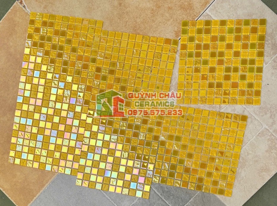Mẫu gạch mosaic vuông nhỏ thuỷ tinh màu vàng sang trọng