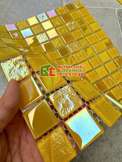 Mẫu gạch mosaic vuông nhỏ thuỷ tinh màu vàng