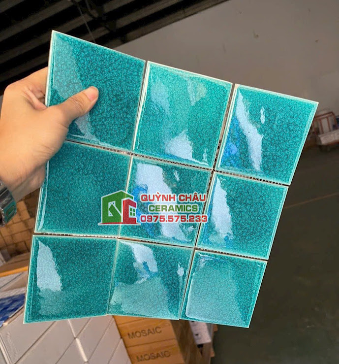 Mẫu gạch vuông mosaic xanh men rạn chíp lớn