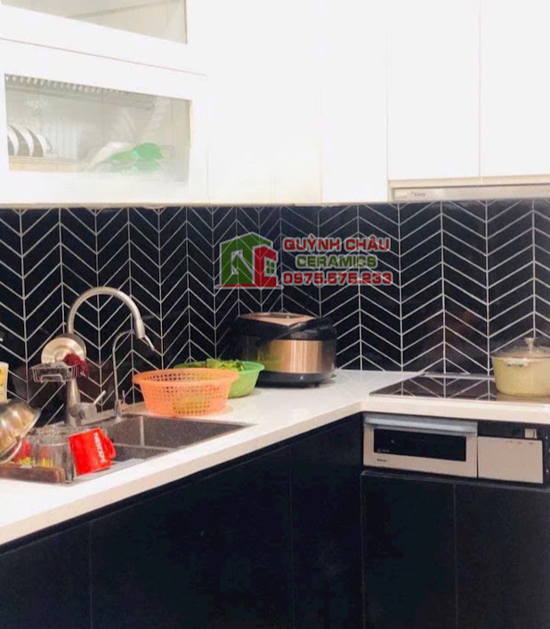 Mẫu gạch xương cá đen mờ ốp phòng bếp
