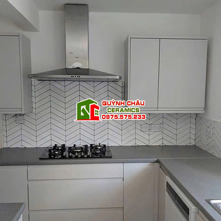 Mẫu gạch xương cá màu trắng mờ ốp phòng bếp