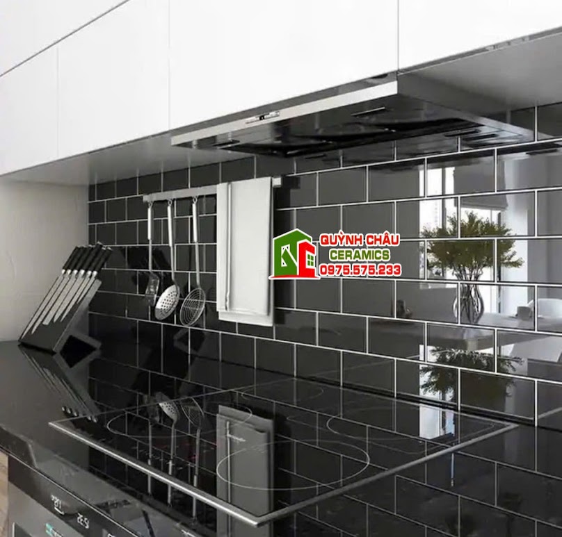 Mẫu gạch thẻ 75x150 đen bóng ốp bếp