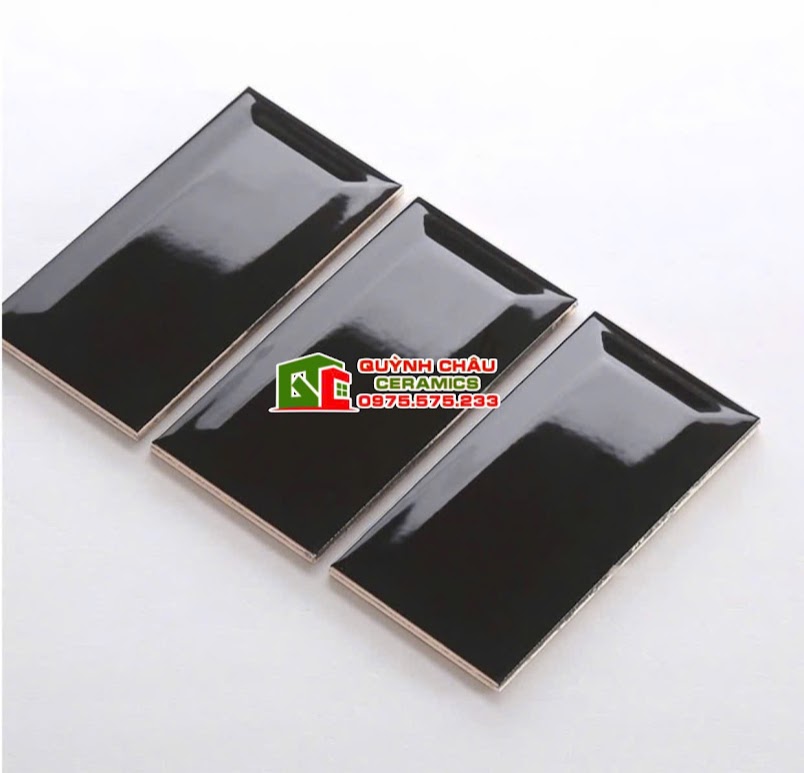 Mẫu gạch thẻ đen vát cạnh bóng ốp quán cafe