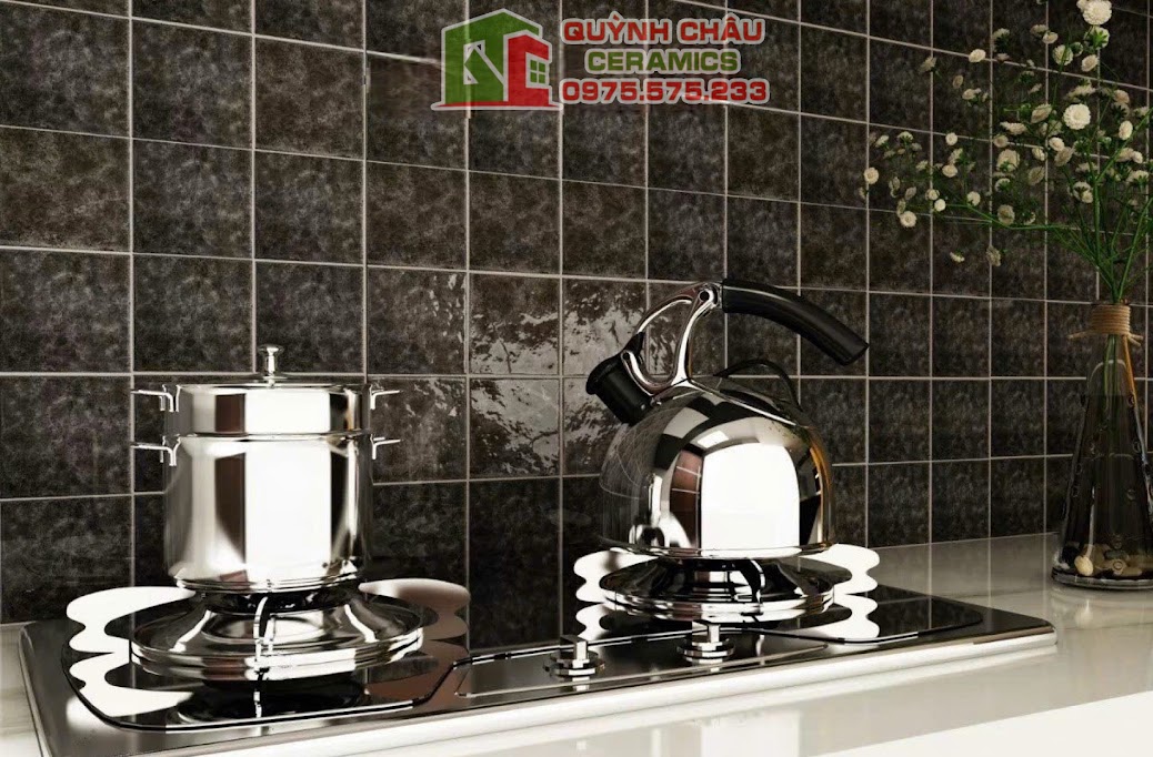 Mẫu gạch thẻ màu tối ốp phòng bếp