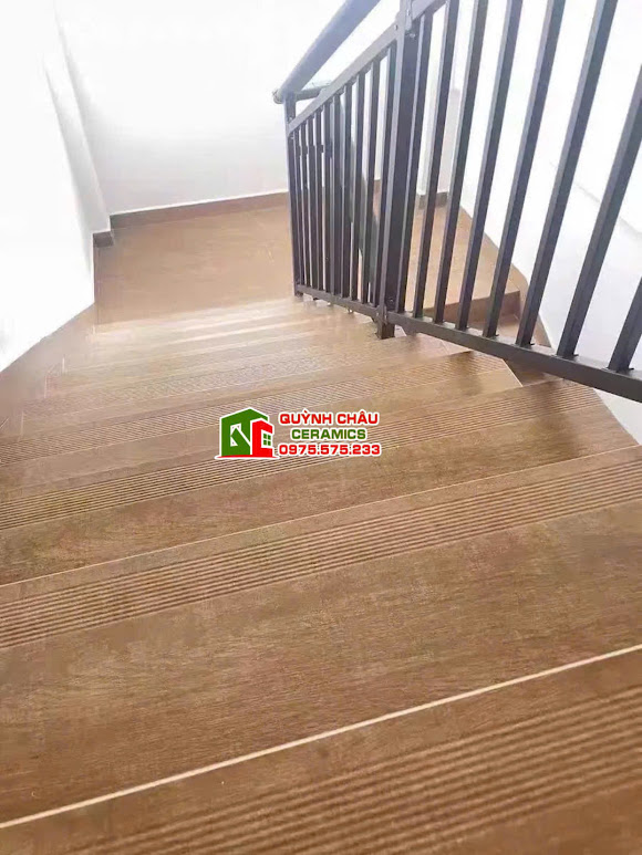 Mẫu gạch vân giả gỗ lát bậc cầu thang