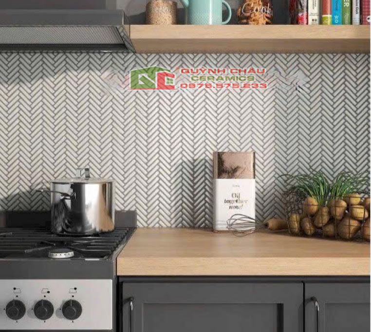 Mẫu gạch xương cá mosaic màu trắng bóng ốp bếp