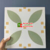 Gạch bông 30×30 trắng nhấn cánh hoa xanh vàng
