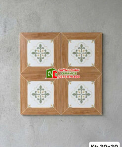 Gạch 30×30 bông viền giả vân gỗ hoạ tiết cổ điển